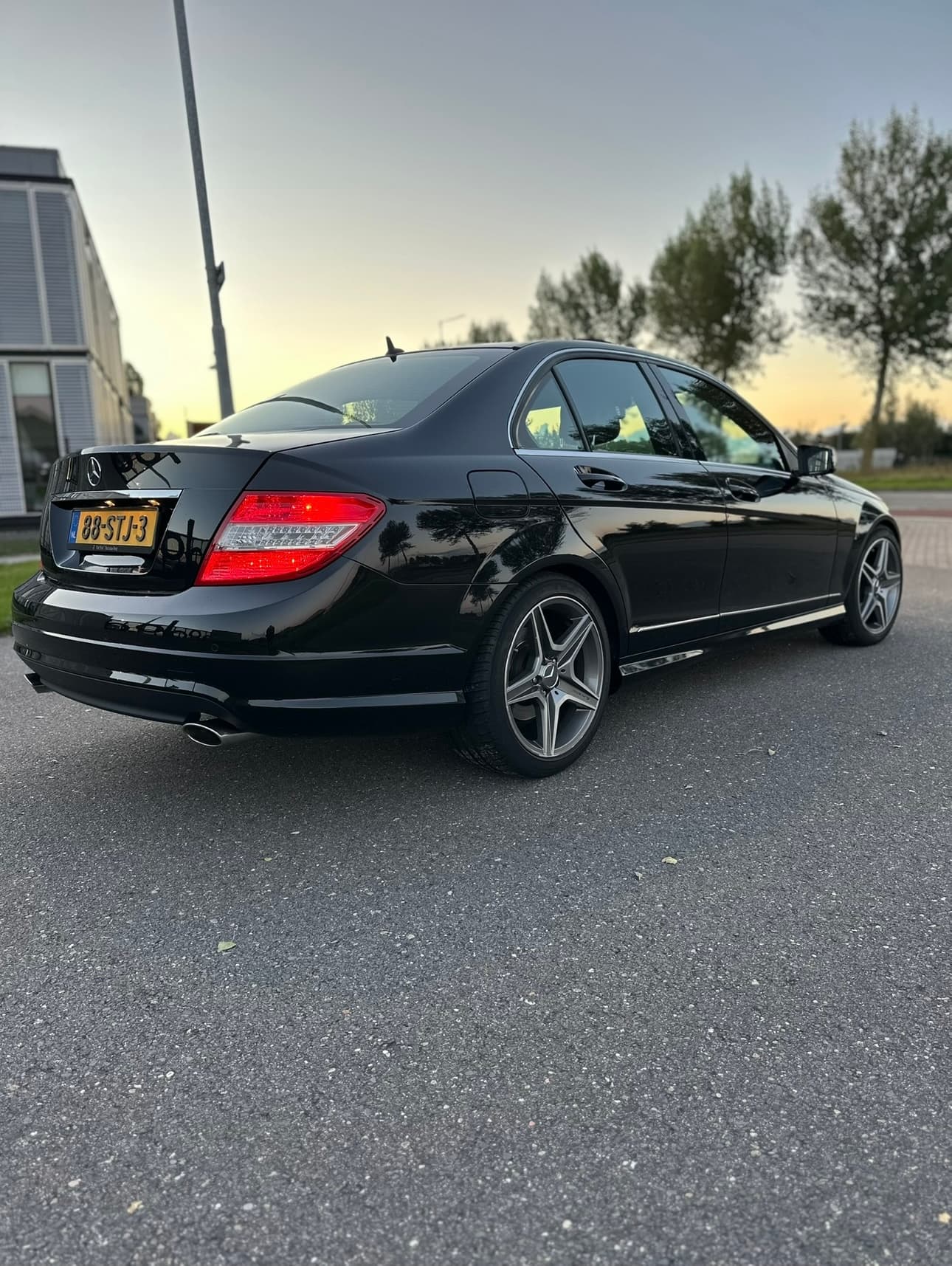 Zwarte Mercedes na professionele was- en poetsbehandeling