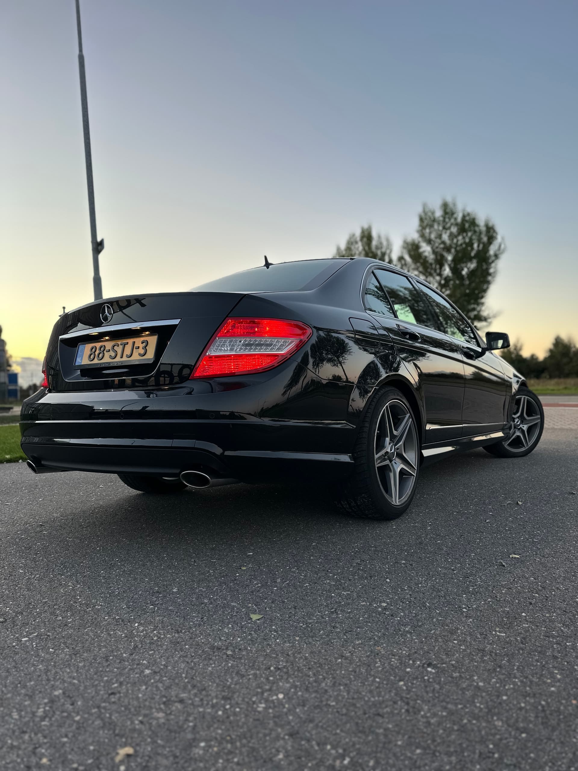 Zwarte Mercedes na poetswerk